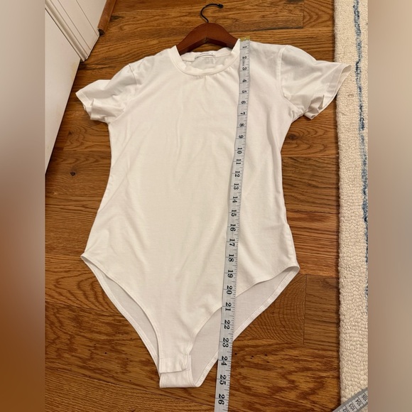 Sheiugu White Short Sleeve Bodysuit size Small - Picture 7 of 8